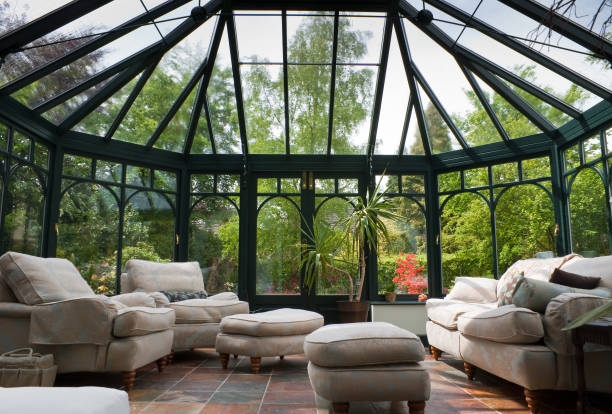 английского сада терраса с современной мебелью - indoors conservatory decor home interior стоковые фото и изображения