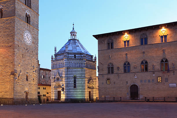 torre com sino e baptistério na piazza duomo, pistoia-toscana itália - clear sky italy tuscany image imagens e fotografias de stock