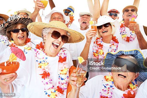 Gruppe Der Rentner Genießen Eine Strandparty Stockfoto und mehr Bilder von Alter Erwachsener - Alter Erwachsener, Lachen, 60-64 Jahre