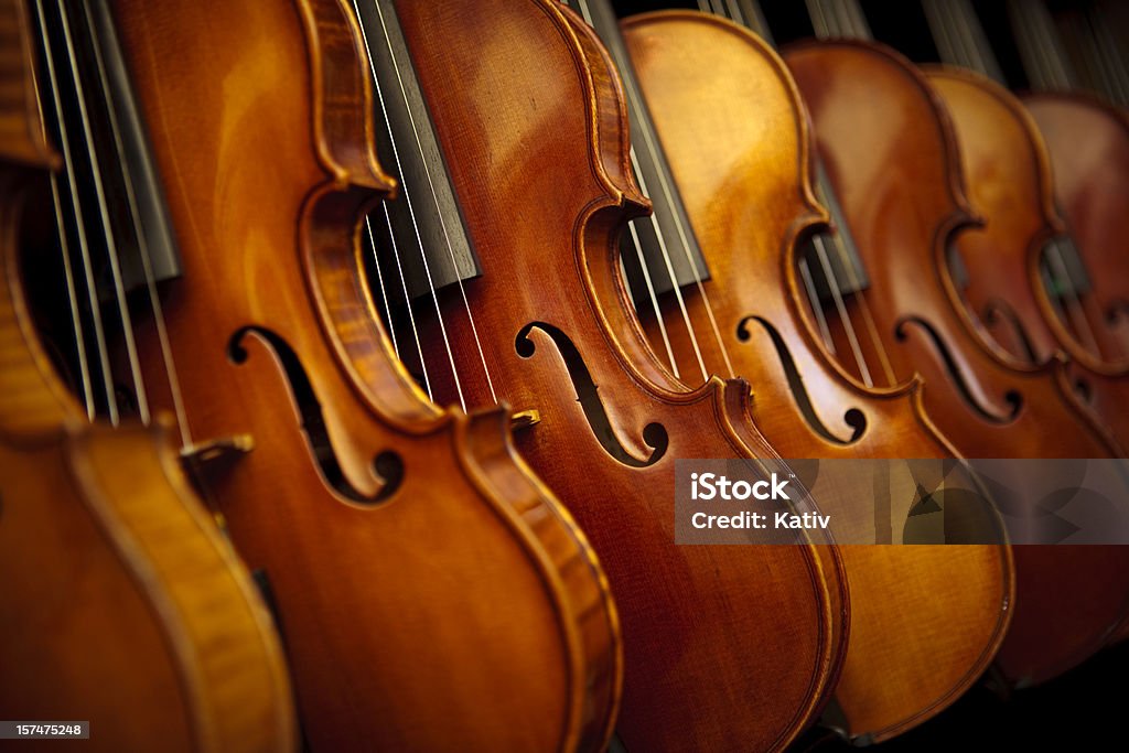 Ряды violins - Стоковые фото Антиквариат роялти-фри