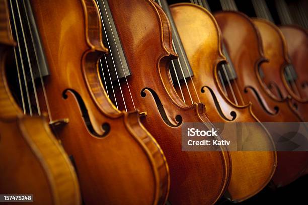 Ряды Violins — стоковые фотографии и другие картинки Антиквариат - Антиквариат, Без людей, В ряд