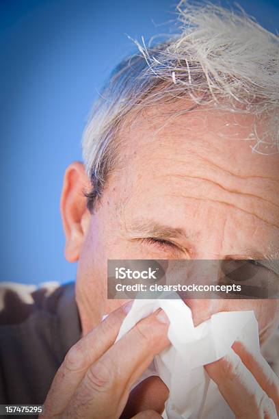 Senior Männlich Erkältung Und Grippe Stockfoto und mehr Bilder von Allergie - Allergie, Alter Erwachsener, Altersheilkunde