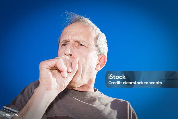 Sénior Masculino Constipação E Gripe - Fotografias de stock e mais imagens de Terceira idade - Terceira idade, Tossir, Adulto