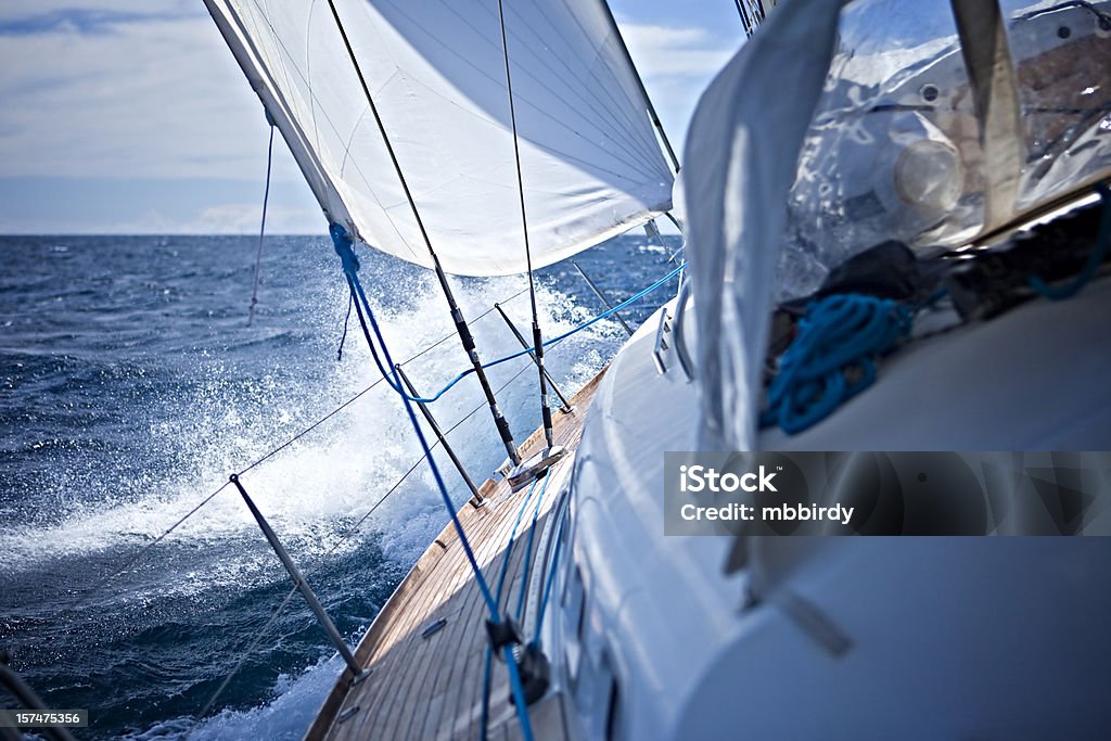 Navegación en el viento con barco de vela - Foto de stock de Velero libre de derechos