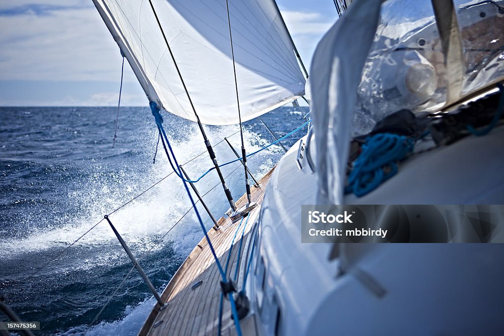 Vela no vento com barco à vela - Foto de stock de Veleiro royalty-free