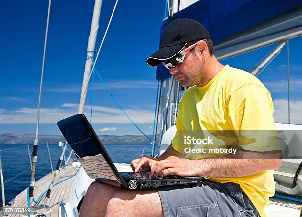 ビジネスマンとラップトップでヨット - ノートパソコンのストックフォトや画像を多数ご用意 - ノートパソコン, 働く, 帆船