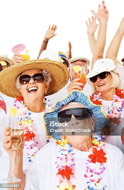 Gruppe Von Senioren In Einer Beachparty Stockfoto und mehr Bilder von 60-69 Jahre - 60-69 Jahre, 65-69 Jahre, Aktiver Senior