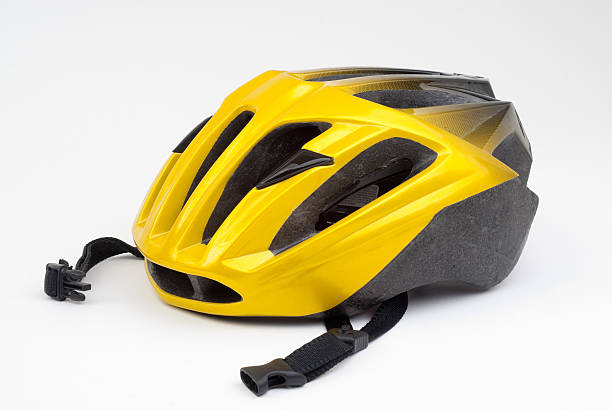 amarelo de bicicleta com capacete de ciclismo em branco - capacete de ciclismo - fotografias e filmes do acervo