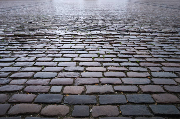 kopfsteinpflaster hintergrund - paving stone cobblestone road old stock-fotos und bilder