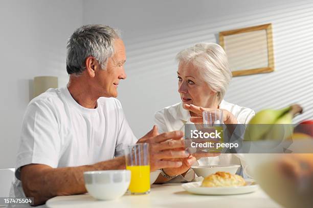 Senioren Mit Frühstück Stockfoto und mehr Bilder von 60-64 Jahre - 60-64 Jahre, 60-69 Jahre, 65-69 Jahre