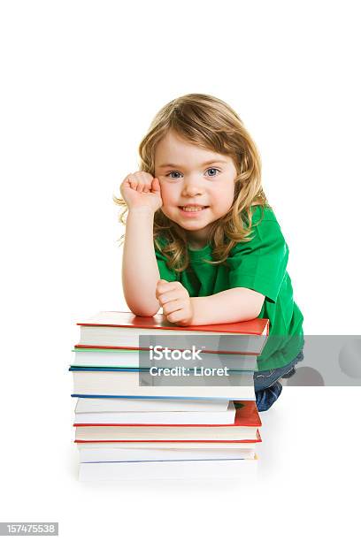 Bambina Con Libri Isolato Su Bianco - Fotografie stock e altre immagini di Bambine femmine - Bambine femmine, Colore verde, Maglietta