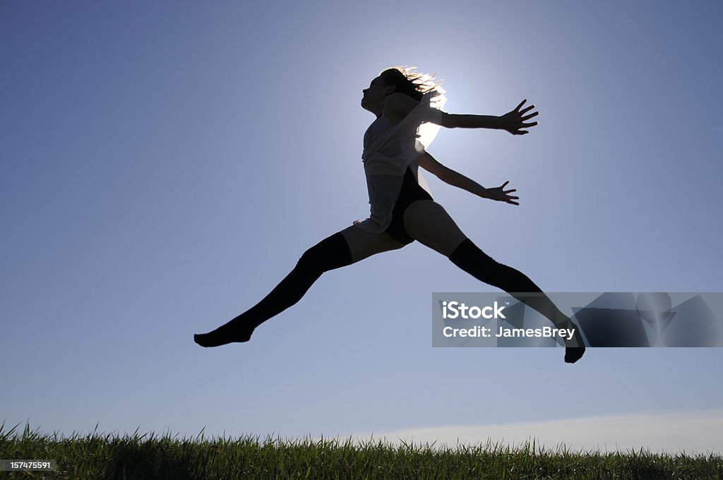 Fille sauter, courir, silhouettes de danse dans Sunshine, de la colline, être vivant - Photo de Adolescence libre de droits