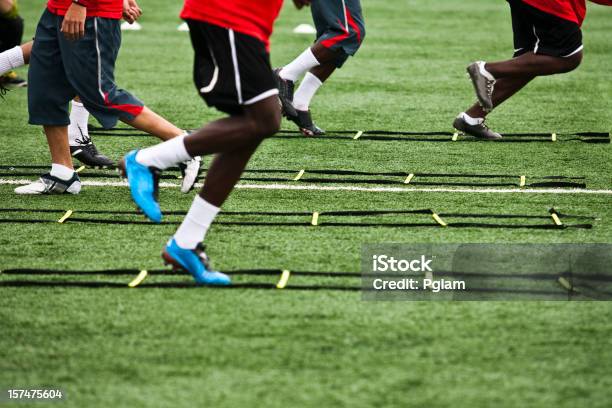 Photo libre de droit de Athlète De La Formation De Football banque d'images et plus d'images libres de droit de Entraînement sportif - Entraînement sportif, Football, Exercice physique