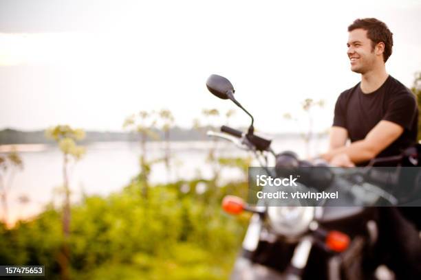 Sonriente Relajante Cerca De Motorista Al Río Foto de stock y más banco de imágenes de Adulto - Adulto, Adulto joven, Aire libre