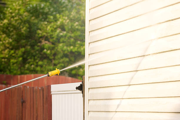 pressure washing a dirty house  house washing stock pictures, royalty-free photos & images