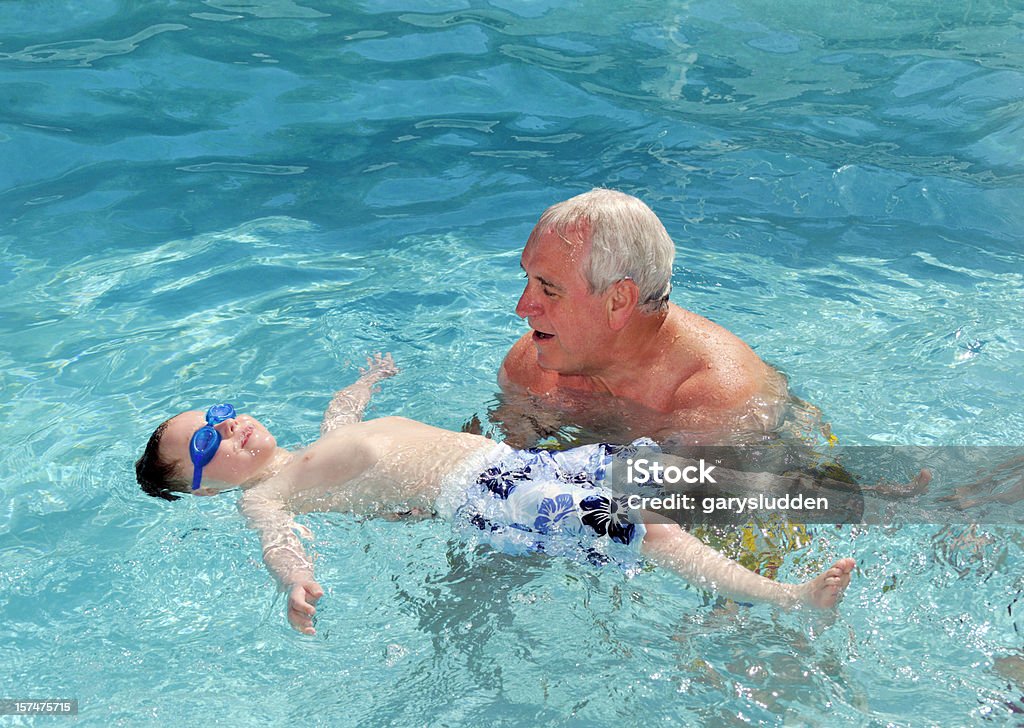 Unterricht ihm zu schwimmen - Lizenzfrei 4-5 Jahre Stock-Foto