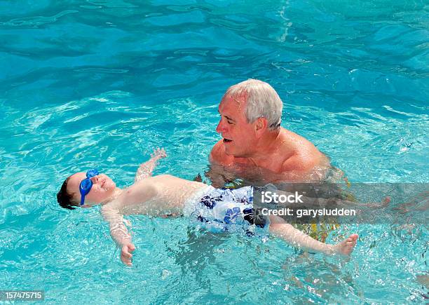 Unterricht Ihm Zu Schwimmen Stockfoto und mehr Bilder von 4-5 Jahre - 4-5 Jahre, 60-64 Jahre, Alter Erwachsener