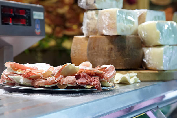 display de parma jamones y quesos - parma italia fotografías e imágenes de stock