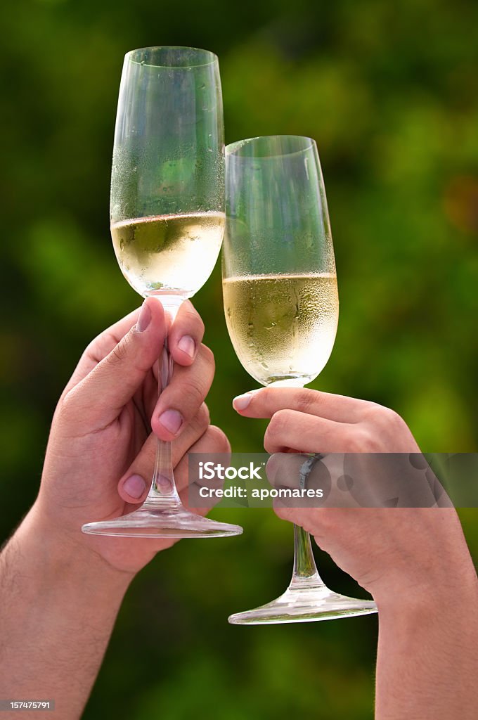 Пара тоста с шампанским в Праздничное событие - Стоковые фото Белое вино роялти-фри