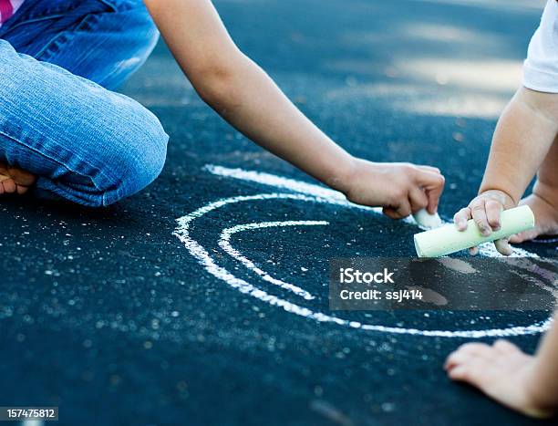 Childrens Hands Immagine Di Disegno Con Gesso Sulla Strada - Fotografie stock e altre immagini di Cortile scolastico