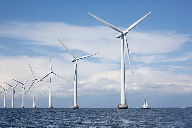 molinos de viento off shore y un barco de vela - pareto fotografías e imágenes de stock