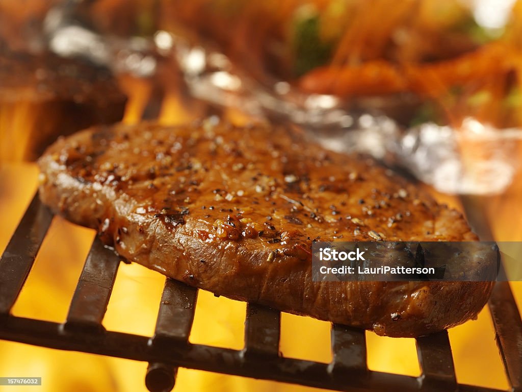 Steaks avec Pack de légumes sur le barbecue - Photo de Aliment libre de droits