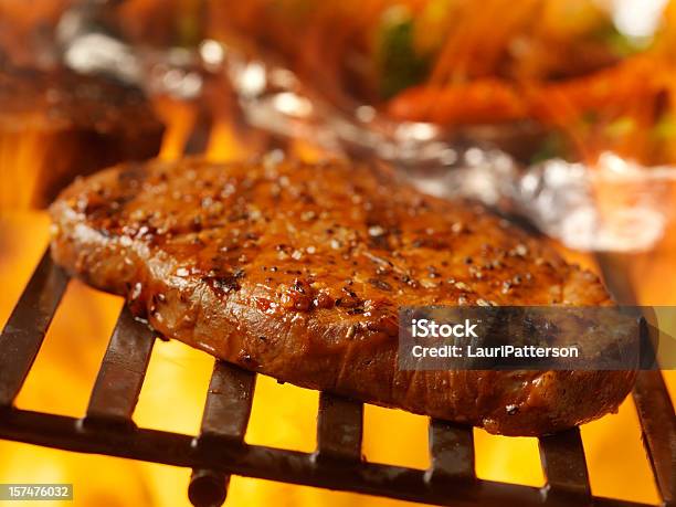 Bistecche Con Verdure Pack Per Il Barbecue - Fotografie stock e altre immagini di Alimentazione sana - Alimentazione sana, Alla griglia, Ambientazione esterna