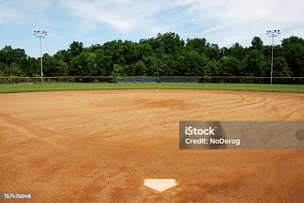 Photo libre de droit de Terrain De Baseball Et Softball banque d'images et plus d'images libres de droit de Terrain de baseball - Terrain de baseball, Baseball, Terrain de sport sur gazon