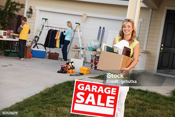 Itens Para Vender Com Venda De Garagem - Fotografias de stock e mais imagens de Venda de garagem - Venda de garagem, Mulheres, Garagem