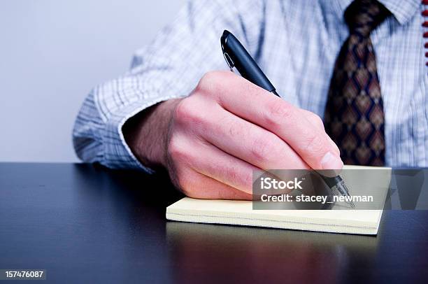 Business Mann Schreiben Mit Stift Stockfoto und mehr Bilder von Daumen - Daumen, Dokument, Elegante Kleidung