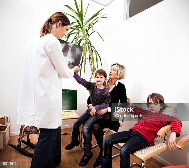 Foto de Entediado Na Médicos Escritório e mais fotos de stock de Adulto - Adulto, Beleza, Bem-estar