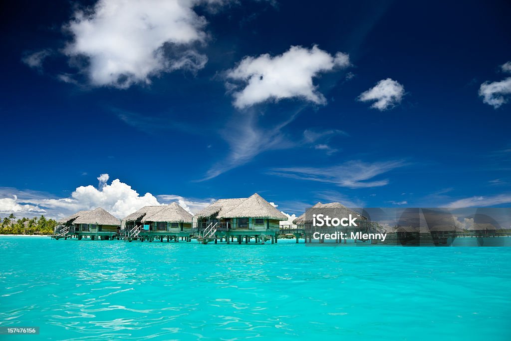 Idílico complejo turístico de la laguna de Bora Bora, que cuenta con - Foto de stock de Bora Bora libre de derechos