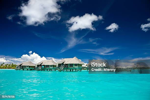 Idílico Complejo Turístico De La Laguna De Bora Bora Que Cuenta Con Foto de stock y más banco de imágenes de Bora Bora