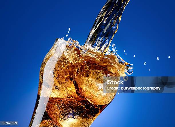 Cola Com Um Grande Splash Isolado No Azul - Fotografias de stock e mais imagens de Refrigerante - Refrigerante, Cola - Refrigerante, Beber