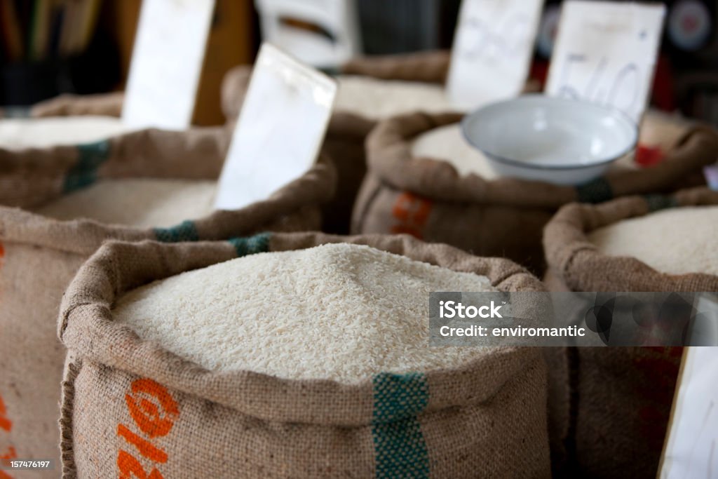 Arroz tailandês para venda em um mercado. - Foto de stock de Arroz - Cereal royalty-free