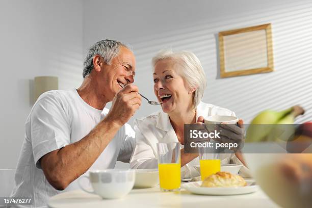 Seniores Tendo O Pequenoalmoço - Fotografias de stock e mais imagens de 60-64 anos - 60-64 anos, 60-69 Anos, 65-69 anos