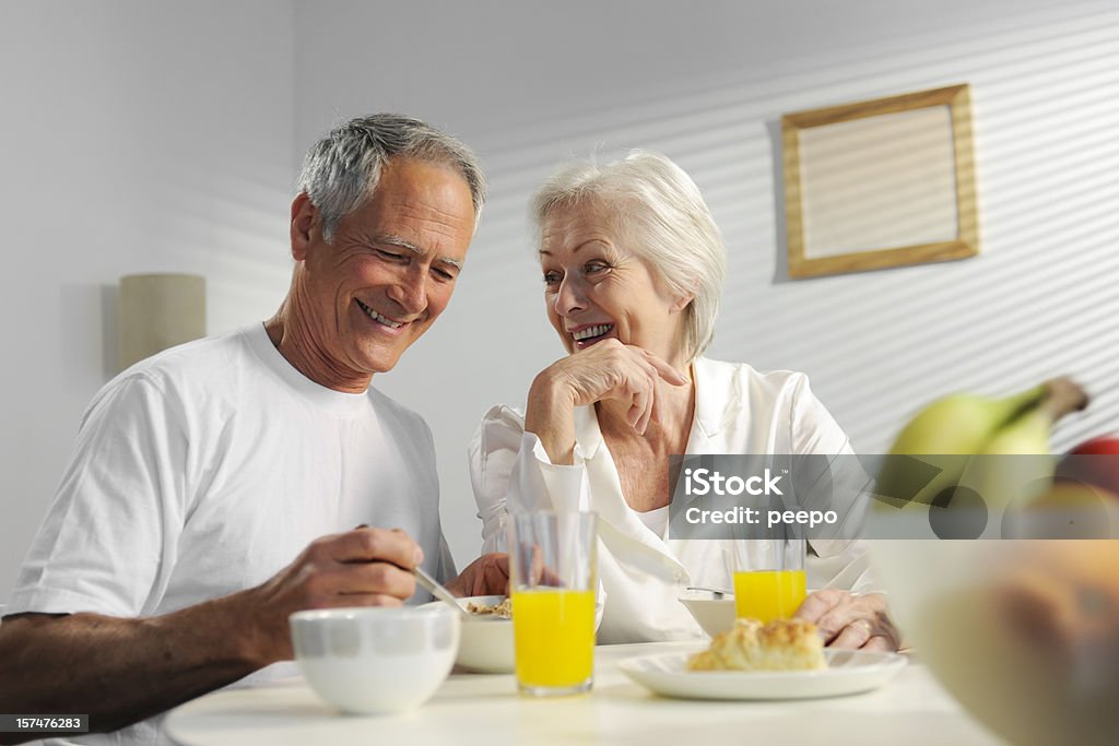 seniors con desayuno - Foto de stock de 60-64 años libre de derechos
