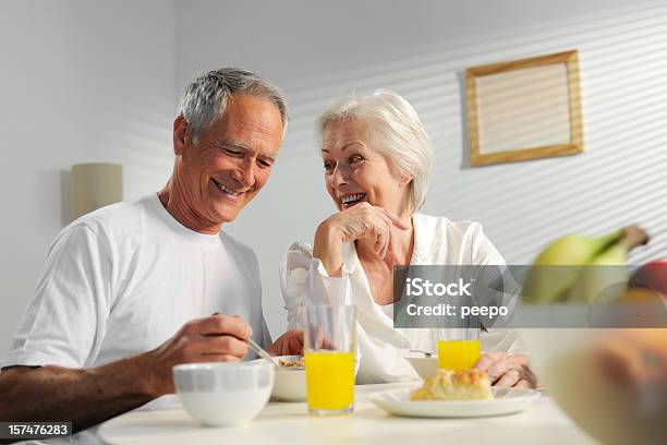 Seniors Con Desayuno Foto de stock y más banco de imágenes de 60-64 años - 60-64 años, 60-69 años, 65-69 años