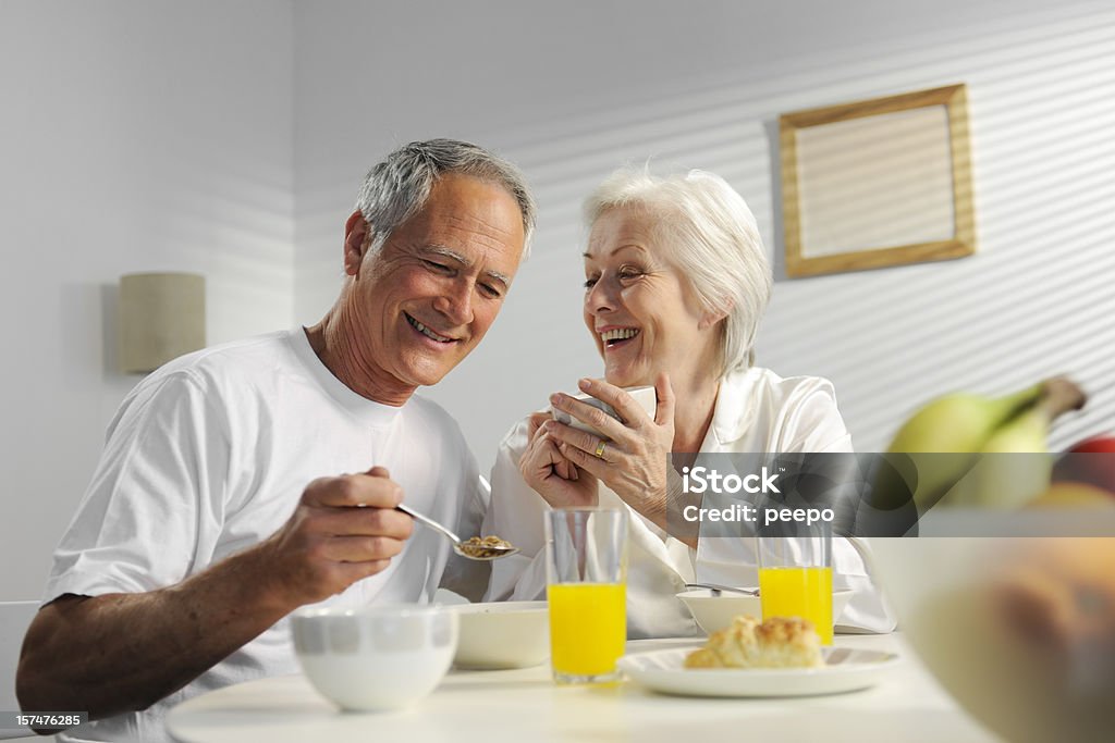 Seniorzy po śniadanie - Zbiór zdjęć royalty-free (60-64 lata)