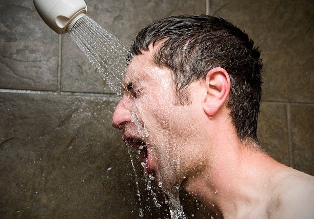 gritando no chuveiro - shower human face men wet - fotografias e filmes do acervo