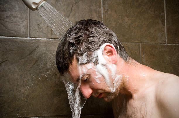 homem tomar banho, lavar sobre ele água - shower human face men wet - fotografias e filmes do acervo