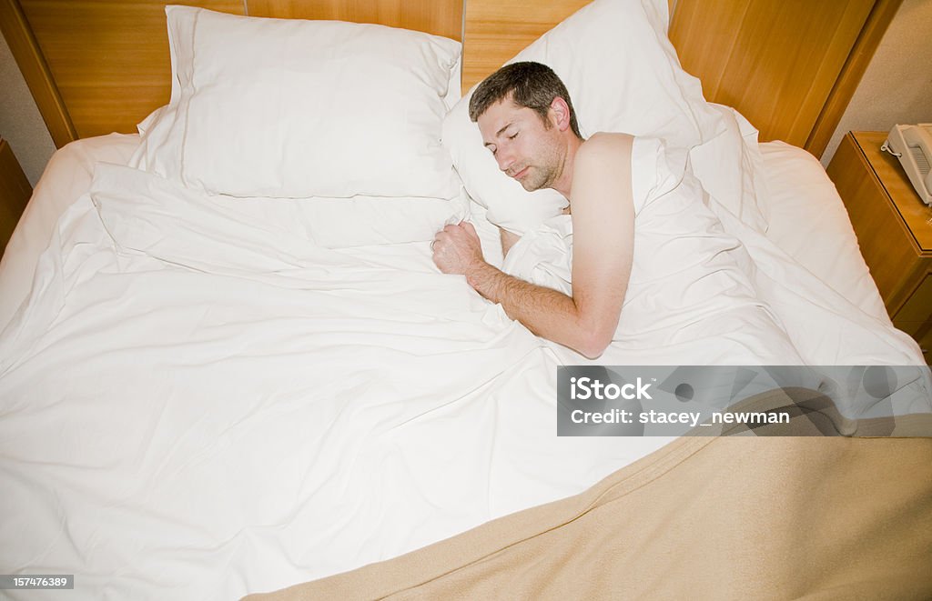 Hombre durmiendo en la habitación - Foto de stock de Adulto libre de derechos