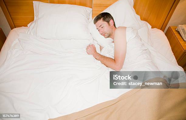 Hombre Durmiendo En La Habitación Foto de stock y más banco de imágenes de Adulto - Adulto, Almohada, Cabecera de la cama