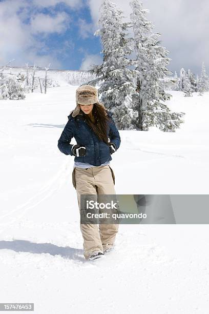 Sam Młoda Kobieta Chodzić Na Ośnieżone Góry Miejsce Na Tekst - zdjęcia stockowe i więcej obrazów Futrzana czapka