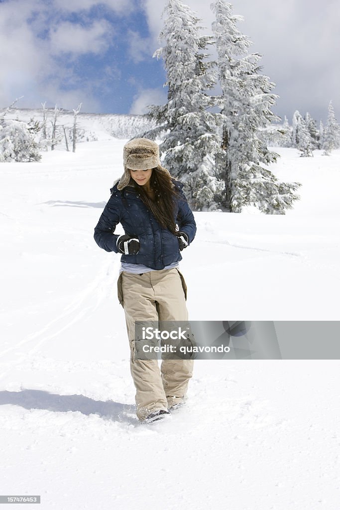 Молодая женщина, ходить в одиночку на снегу скрытой горы, Copy Space - Стоковые фото Женщины роялти-фри