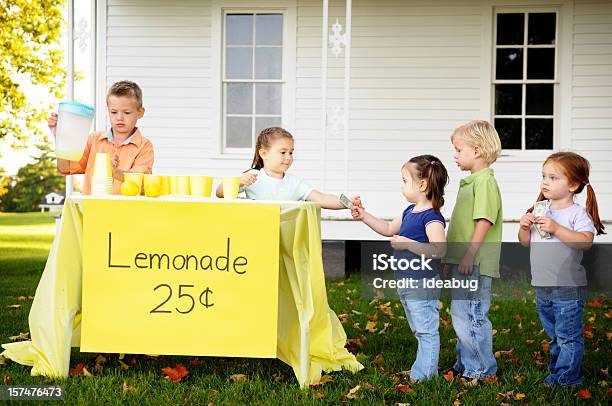 Dzieci Na Stoisko Z Lemoniadą - zdjęcia stockowe i więcej obrazów Stoisko z lemoniadą - Stoisko z lemoniadą, Dziecko, Czekać w kolejce