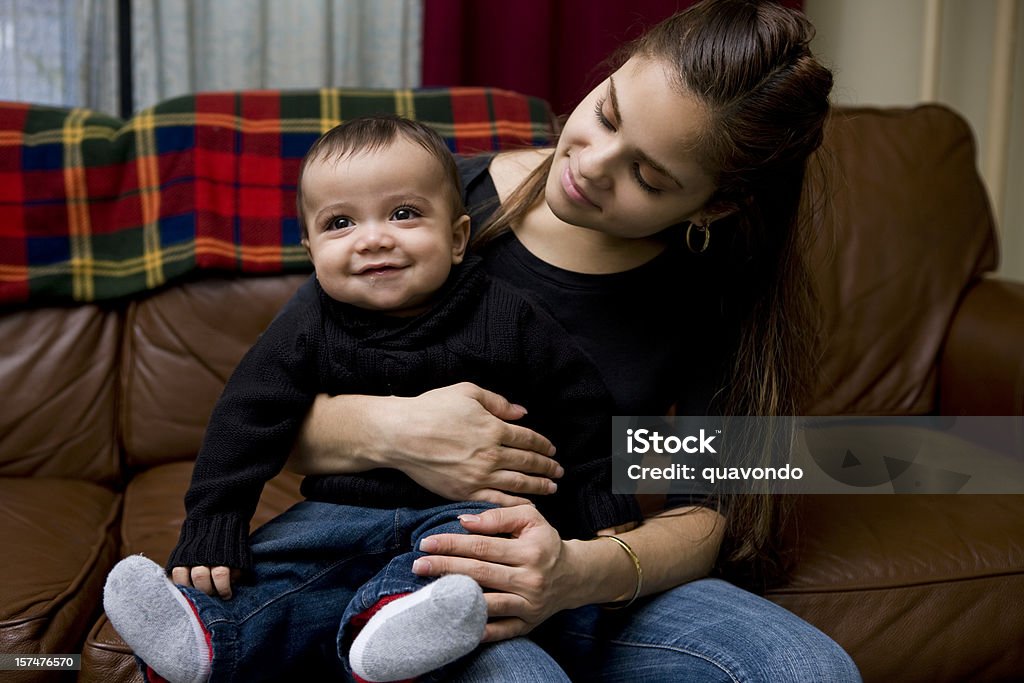 Adorable bébé garçon assis sur Latina mère tour à la maison - Photo de Grossesse précoce libre de droits