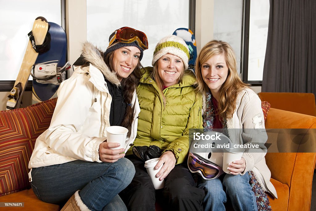 Девушка друзья на лыжной базе - Стоковые фото Гостиница для лыжников роялти-фри