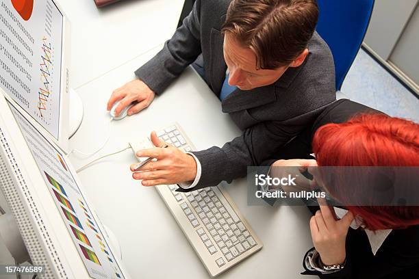 Foto de Pessoas De Negócios Análise De Alguns Dados e mais fotos de stock de Analisar - Analisar, Dados, Exatidão