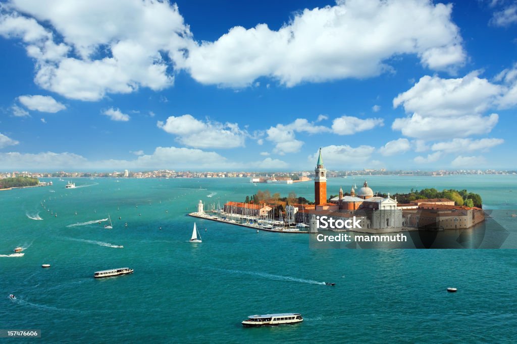 Laguna di Venezia con navi e Veduta aerea di San Giorgio Maggiore - Foto stock royalty-free di Venezia